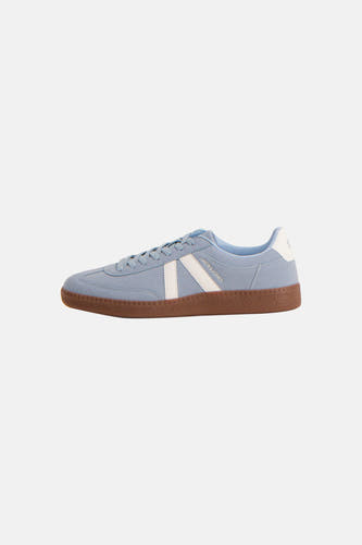 Blauwkleurige sneakers van ACCESSORIES BY JACK & JONES met witte strepen en bruine zool, in zijaanzicht.