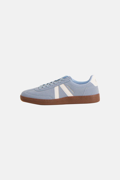 Blauwkleurige sneakers van ACCESSORIES BY JACK & JONES met witte strepen en bruine zool, in zijaanzicht.