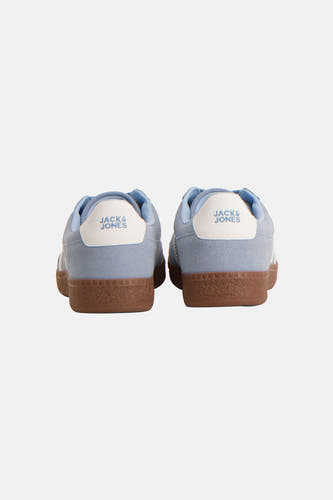 Blauwe sneakers van ACCESSORIES BY JACK & JONES, met een bruine zool en witte accenten aan de achterkant.