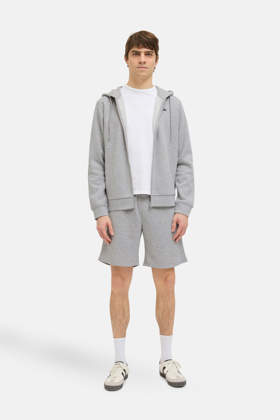 Short gris de JJREBEL, associé à un t-shirt blanc et des chaussettes blanches avec des chaussures noires.