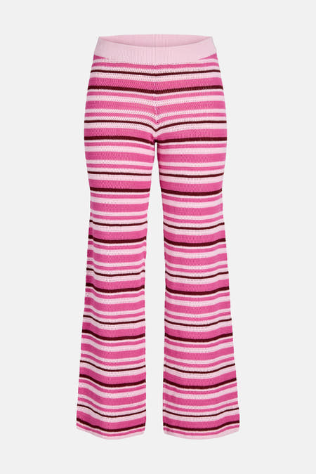Roze broek van JJXX met gehaakte strepen in roze, wit en bordeauxrood, en uitlopende pijpen.