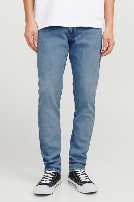 Slim fit jeans van lichtblauw denim van JACK & JONES JEANS INTELLIGENCE, met witte sneakers en een wit T-shirt.
