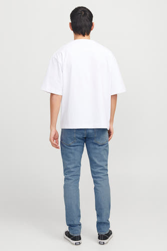 Lichtblauwe denim jeans slim van JACK & JONES JEANS INTELLIGENCE, met blauw denim jasje en zwarte schoenen.