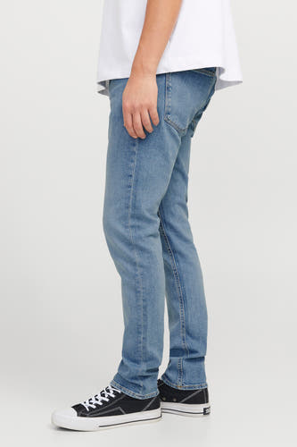 Slim jeans van lichtblauw denim van JACK & JONES JEANS INTELLIGENCE, gecombineerd met zwarte sneakers en een wit T-shirt, zijaanzicht.
