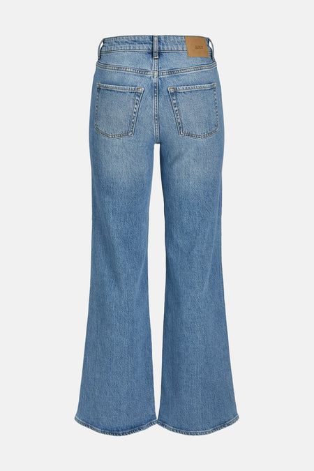 Jean flare bleu moyen de JJXX, avec des poches arrière et une étiquette en cuir.