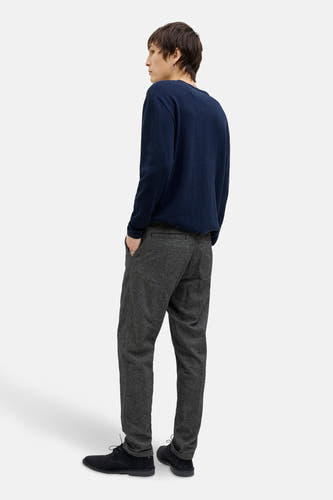 Grijze chino van JACK & JONES JEANS INTELLIGENCE, met een subtiel gemêleerd patroon, gedragen met een donkerblauwe trui.