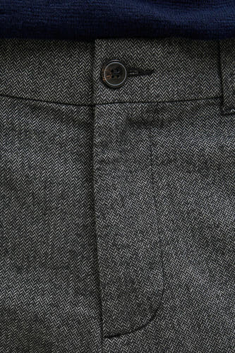 Grijze chino van JACK & JONES JEANS INTELLIGENCE, met een subtiel visgraatpatroon en knoopsluiting.

