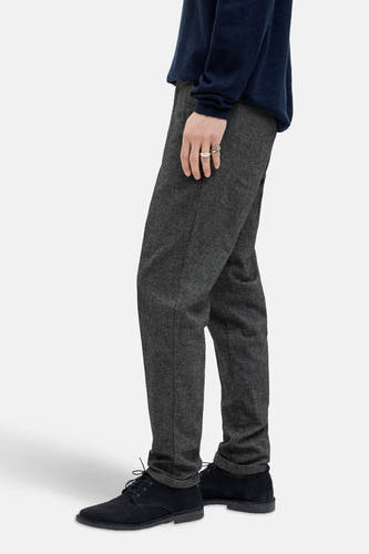 Grijze chino van JACK & JONES JEANS INTELLIGENCE, met subtiele textuur en geklede schoenen.