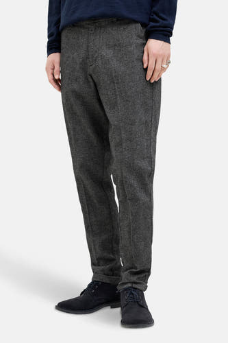 Grijze chino van JACK & JONES JEANS INTELLIGENCE, met een subtiel visgraatmotief en donkerblauwe schoenen.