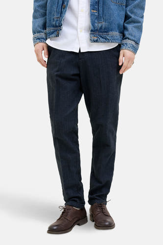 Blauwe chino van JACK & JONES JEANS INTELLIGENCE, gecombineerd met bruine leren schoenen, witte blouse en spijkerjack.
