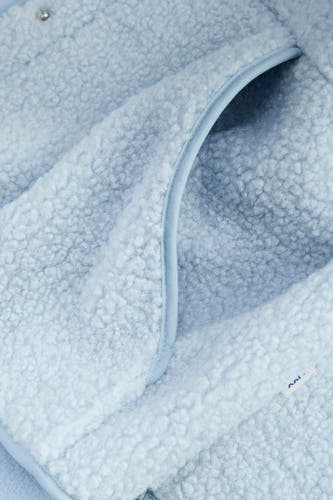 Gilet bodywarmer bleu de JJXX, avec une texture fleece douce et un bord fini, gros plan.