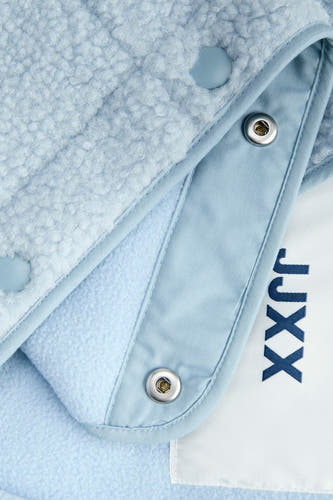 Gilet bleu de JJXX, avec une douce texture teddy et des détails tels que des boutons-pression et un étiquette.