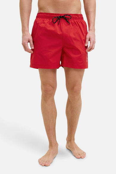 Rode zwemshort van JACK & JONES JEANS INTELLIGENCE, met een zwart-wit gestreept trekkoord.
