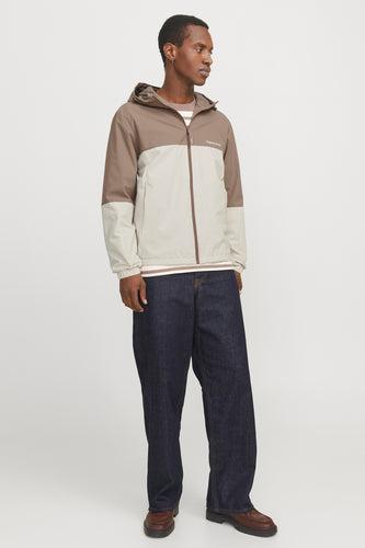 Bruine korte jas van ORIGINALS BY JACK & JONES, met capuchon, gecombineerd met donkere jeans en bruine schoenen.