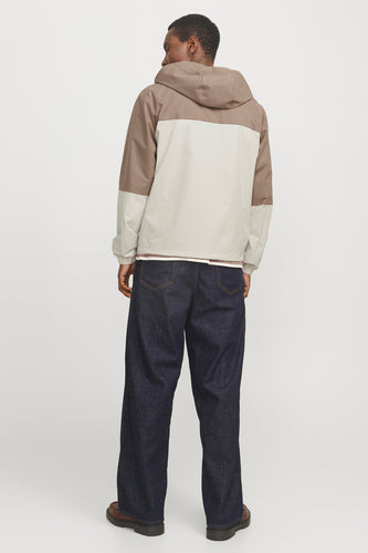 Bruine korte jas van ORIGINALS BY JACK & JONES, gezien van achteren met donkerblauwe jeans en bruine schoenen.