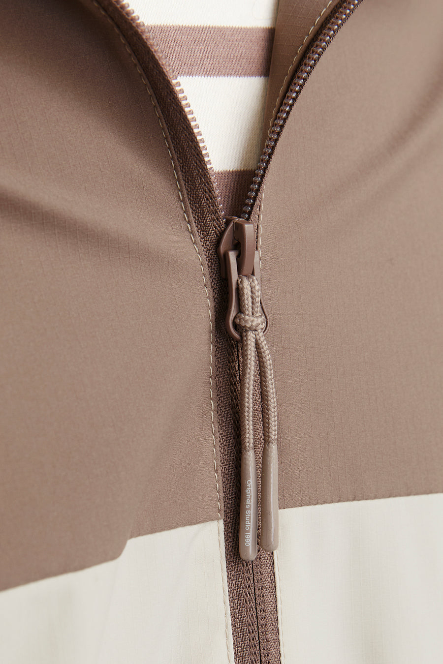 Bruine korte jas van ORIGINALS BY JACK & JONES, met een ritssluiting en trekkoorddetails.