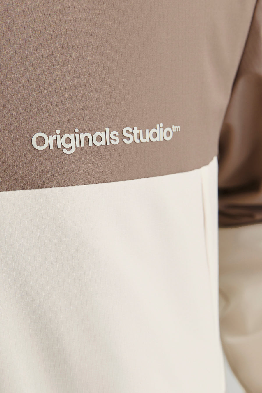 Bruine korte jas van ORIGINALS BY JACK & JONES, met een crèmekleurig vlak en een subtiele textuur.