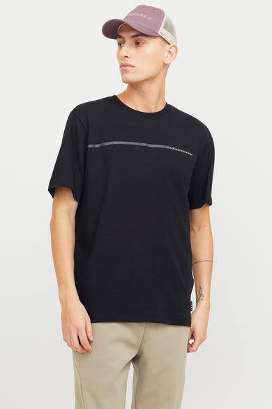 Zwart T-shirt met korte mouwen van CORE by JACK & JONES, met horizontale streep en gedragen met beige broek en pet.
