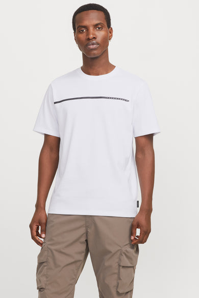 T-shirt blanc à manches courtes de CORE par JACK & JONES, avec une bande noire sur la poitrine et des shorts cargo.
