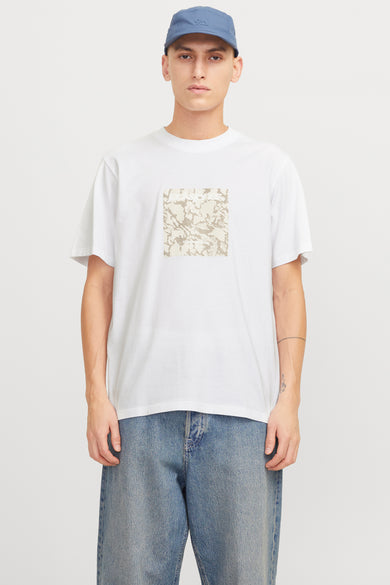T-shirt blanc à manches courtes d'ORIGINALS BY JACK & JONES, avec un motif carré et porté avec des jeans bleus.