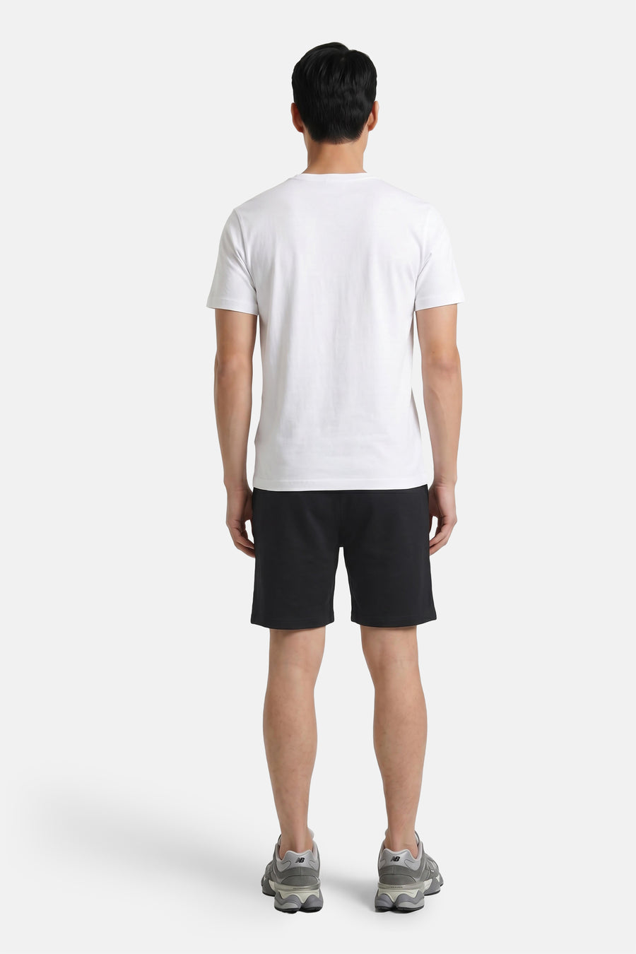 Zwarte korte broek van JACK & JONES JEANS INTELLIGENCE, achterkant, eenvoudig design, comfortabele pasvorm, model draagt wit T-shirt en grijze sneakers