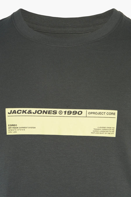 Groene korte mouw t-shirt van CORE BY JACK & JONES met crèmekleurig label en tekstprint op borst, close-up voorzijde