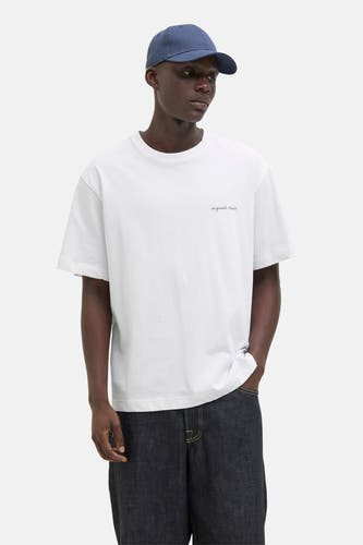 Wit T-shirt met korte mouwen van ORIGINALS BY JACK & JONES, gedragen met een donkerblauwe pet en donkerblauwe jeans.
