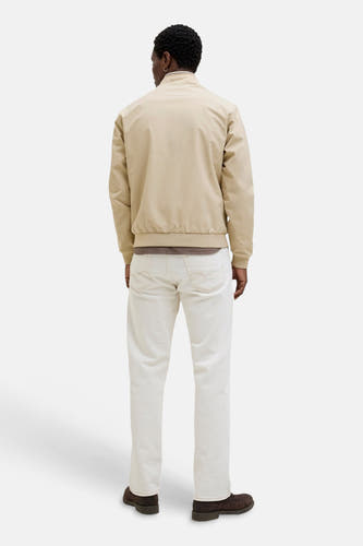 Beige korte jas van PREMIUM by JACK & JONES, rugzicht, met geribbelde boorden en kraag, gedragen door een man over een bruin shirt met witte jeans en donkerbruine schoenen.