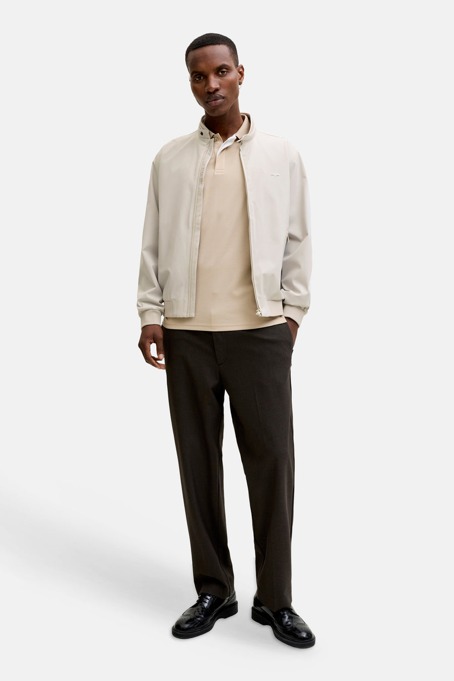 Beige korte jas van PREMIUM by JACK & JONES met ritssluiting, klein metalen logo, geribde zoom en manchetten.