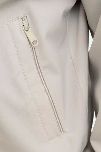 Beige korte jas van PREMIUM by JACK & JONES met een deels open rits met streepmotief en een logodetail op de ritssluiting.