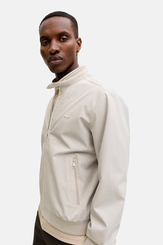 Beige kort jasje van PREMIUM by JACK & JONES met gestreepte opstaande kraag, ritssluiting en logo op de borst.