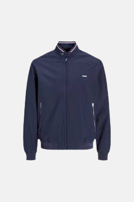 Veste courte bleu marine de PREMIUM by JACK & JONES avec col montant rayé, fermeture à glissière et un petit logo blanc sur la poitrine.