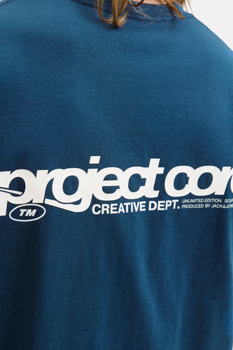 Blauw T-shirt met korte mouwen van CORE by JACK & JONES, met witte bedrukking op de rug.
