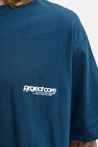 Blauw T-shirt met korte mouwen van CORE BY JACK & JONES, met een wit logo op de borst.
