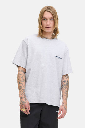 Grijs T-shirt met korte mouwen van CORE BY JACK & JONES, gedragen door een model met tatoeages en een gouden ring.
