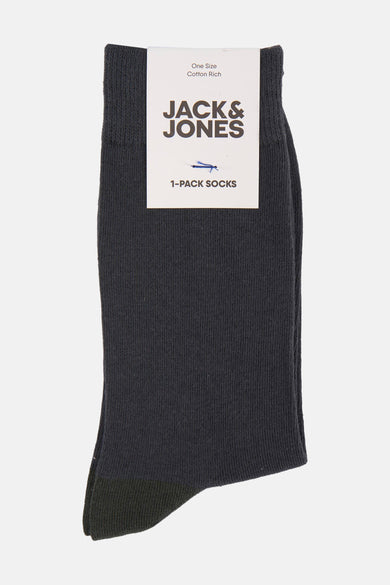 Grijze sokken van ACCESSORIES BY JACK & JONES, met een groene teen en verpakt in een witte kartonnen wikkel.
