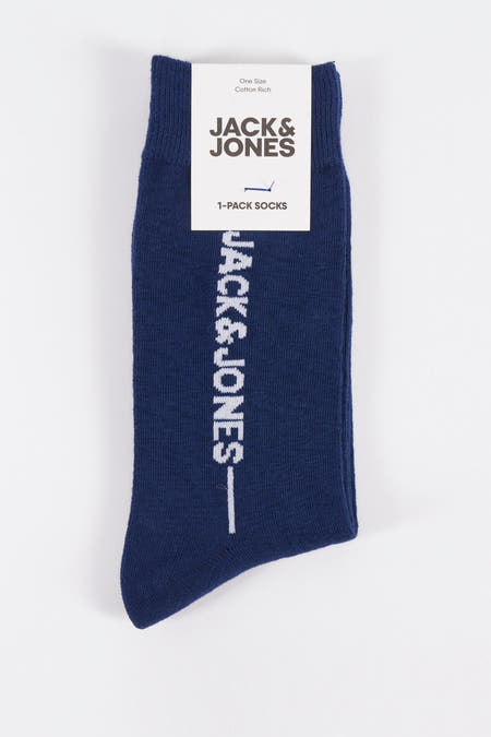 Blauwe sokken van ACCESSORIES BY JACK & JONES, met witte merknaam op de zijkant, op een witte achtergrond.