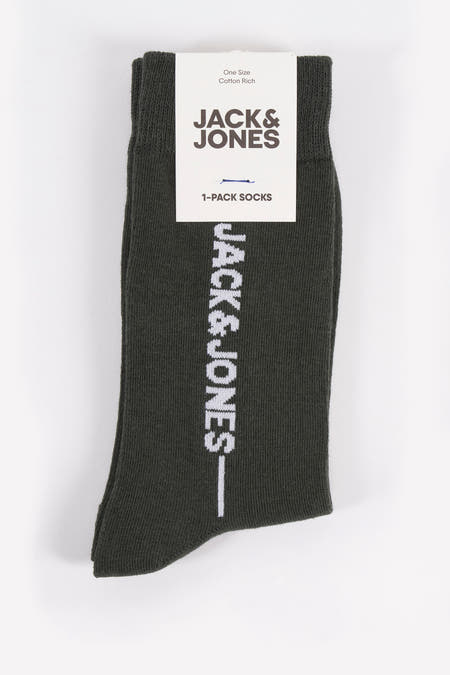Groene sokken van ACCESSORIES BY JACK & JONES, met het merk verticaal erop in het wit.
