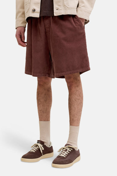 Bruine corduroy shorts van JACK & JONES JEANS INTELLIGENCE, voorzien van zakken, gedragen met beige jasje, sokken en bruine sneakers, front view.