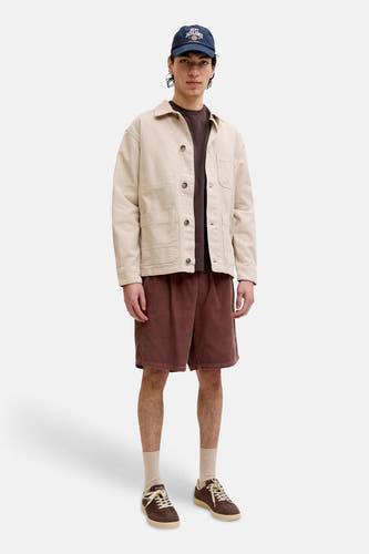 Bruine corduroy shorts van JACK & JONES JEANS INTELLIGENCE, gedragen met beige jas en donkere t-shirt, front view
