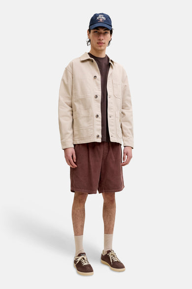 Bruine corduroy shorts van JACK & JONES JEANS INTELLIGENCE, gedragen met beige jas en donkere t-shirt, front view