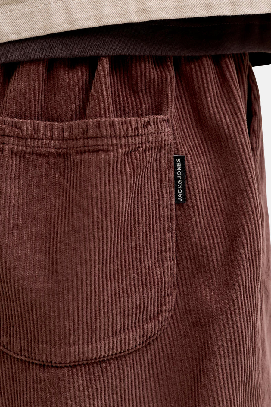 Bruine corduroy shorts van JACK & JONES JEANS INTELLIGENCE met ribbeltextuur en zakdetail, close-up van voorkant