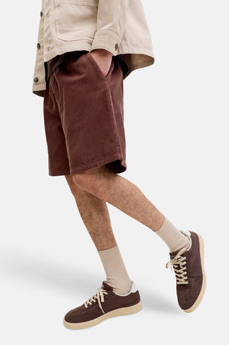 Bruine corduroy shorts van JACK & JONES JEANS INTELLIGENCE, zijdelingse weergave, met beige jasje en sneakers