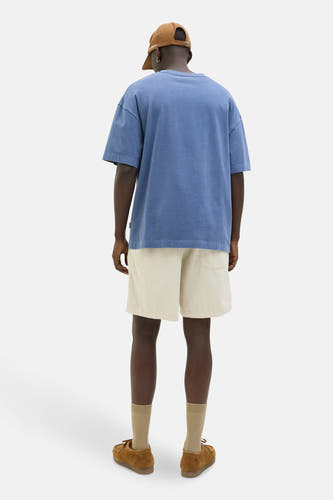 Ecru shorts van JACK & JONES JEANS INTELLIGENCE, gecombineerd met bruine schoenen, sokken en een blauw T-shirt.
