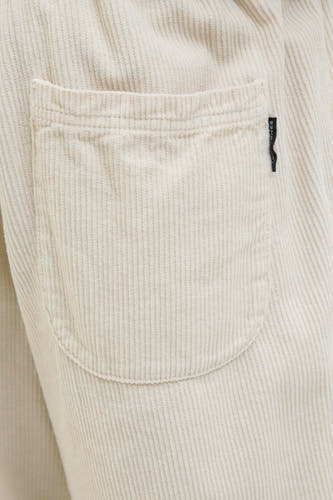 Ecru short van JACK & JONES JEANS INTELLIGENCE, met opgestikte zak en klein logo.