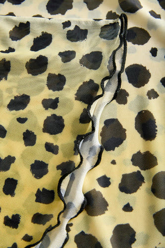Geel T-shirt met korte mouwen van JJXX, met een luipaardprint en een witte, geplooide rand.
