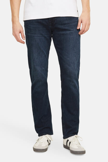 Donkerblauwe rechte jeans van JACK & JONES JEANS INTELLIGENCE, met witte sneakers en een wit T-shirt.