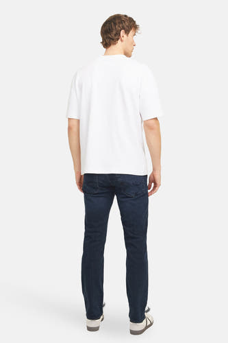 Jean droit bleu marine de JACK & JONES JEANS INTELLIGENCE, avec un design simple, vu de derrière, associé à un T-shirt blanc et des baskets basses.