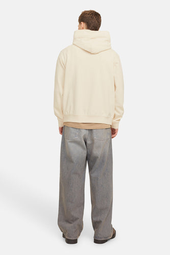 Ecru sweater met kap van ORIGINALS BY JACK & JONES, gezien van achteren, met losse jeans en bruine schoenen.