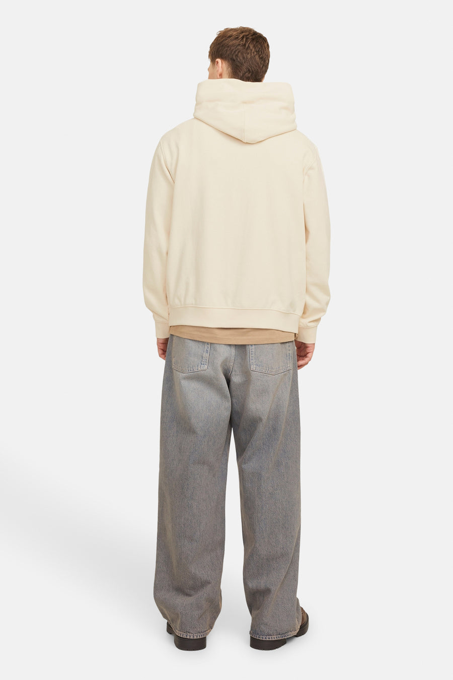 Ecru sweater met kap van ORIGINALS BY JACK & JONES, gezien van achteren, met losse jeans en bruine schoenen.